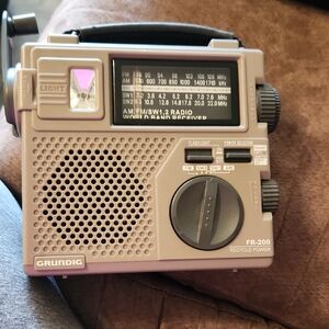 Grundig FR-200 Recycle Power Emergency Radio